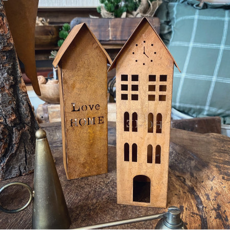 Kovový domček s hrdzavým efektom