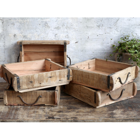 Drevený box s kovovými uškami Grimaud