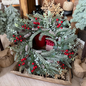 Bohatý veniec so šiškami a bobuľkami 50 cm