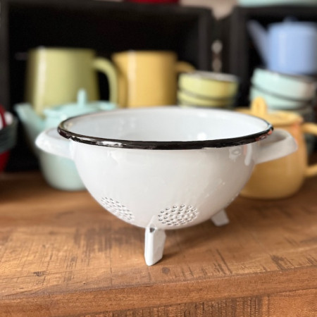 Smaltovaný cedník na troch nožičkách Vintage Enamel